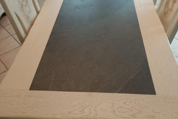 Table avec parchemin en céramique