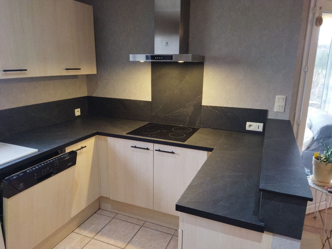 Cuisine avec plan de travail/crédences en céramique