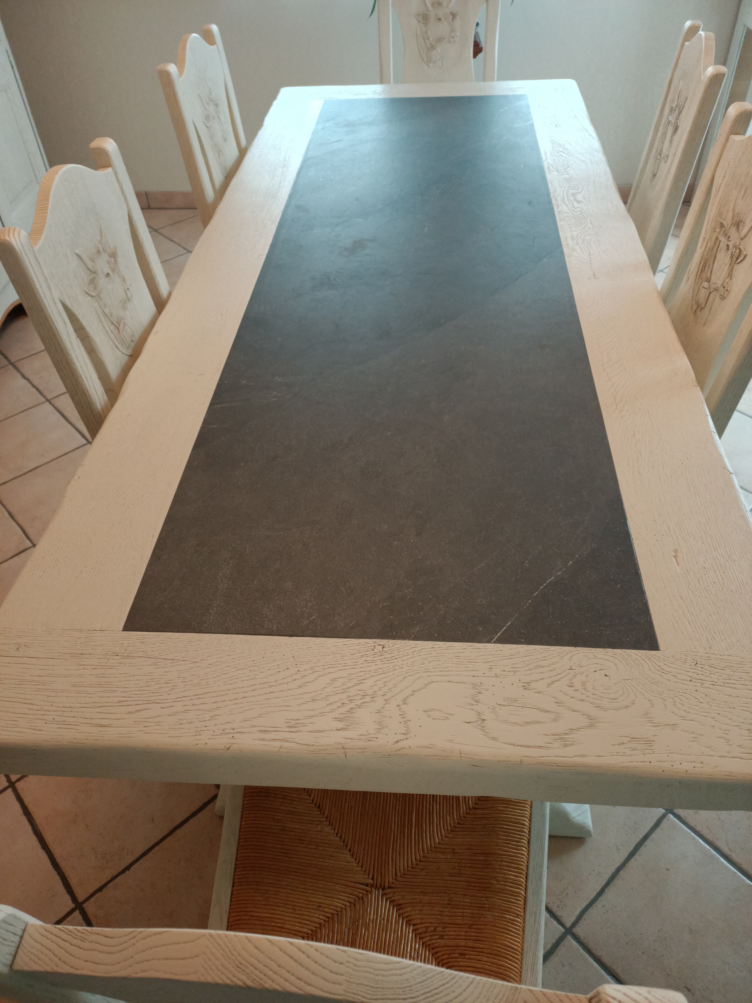 Table avec parchemin en céramique